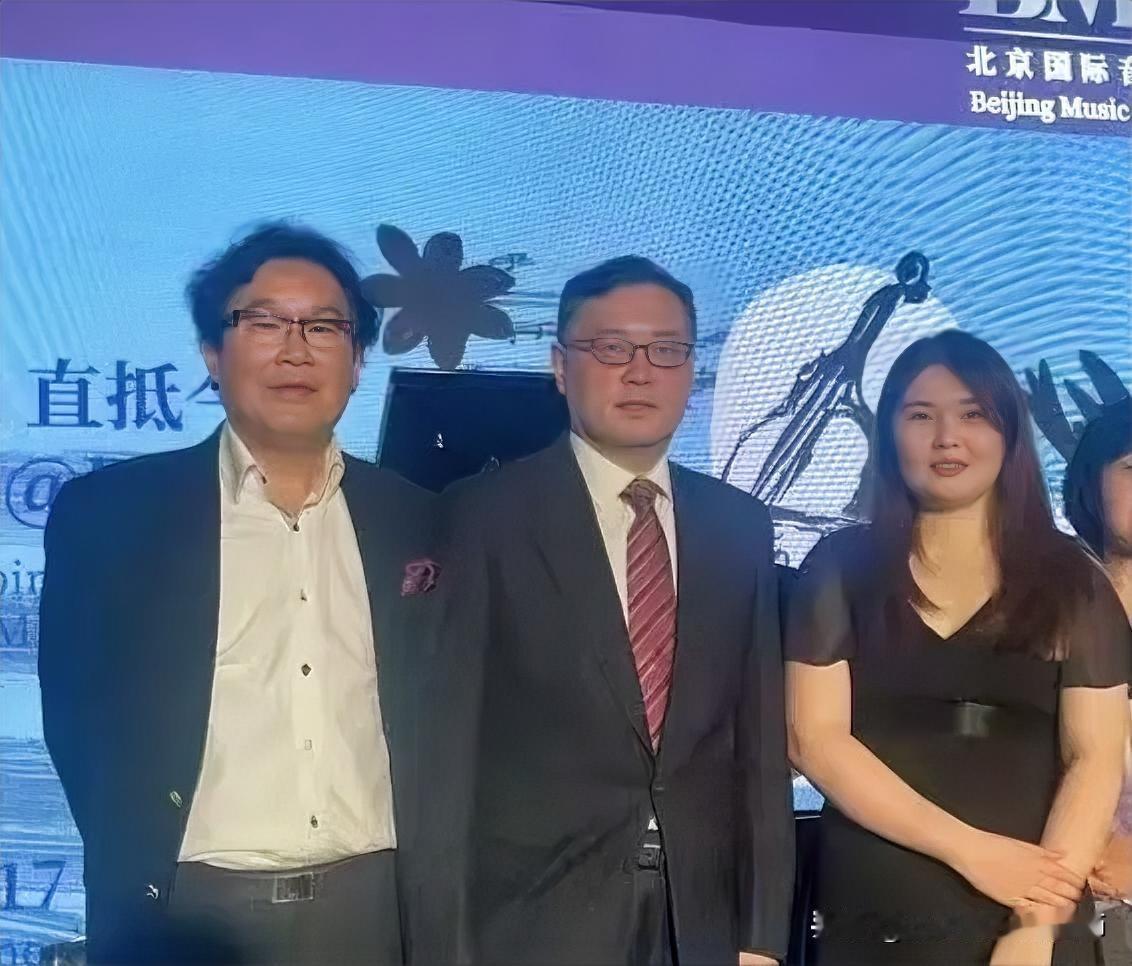 重磅！前外长在北京的一个公开场合公开露面，并与多人合影。这是他远离公众视野两年多