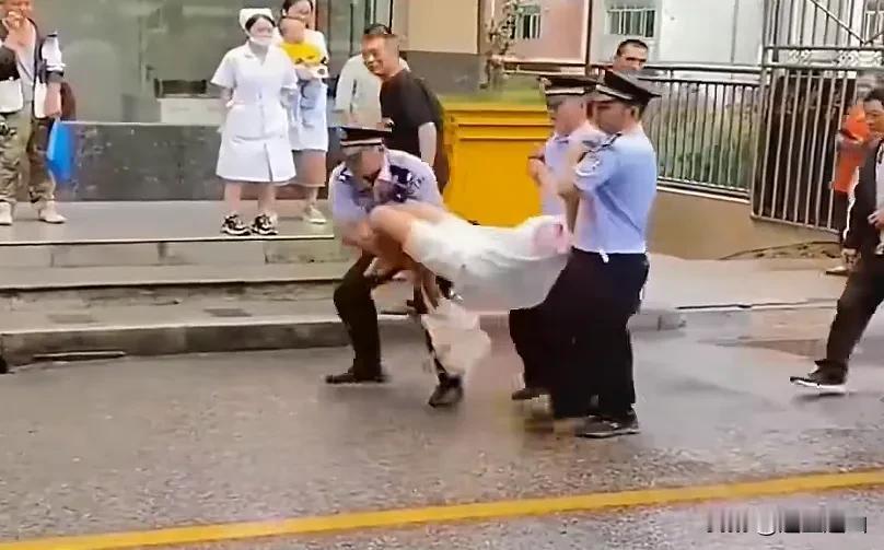 这样执法有损警察形象，应两个人架胳膊不会费多大的劲，必定被执行对象是个女性。