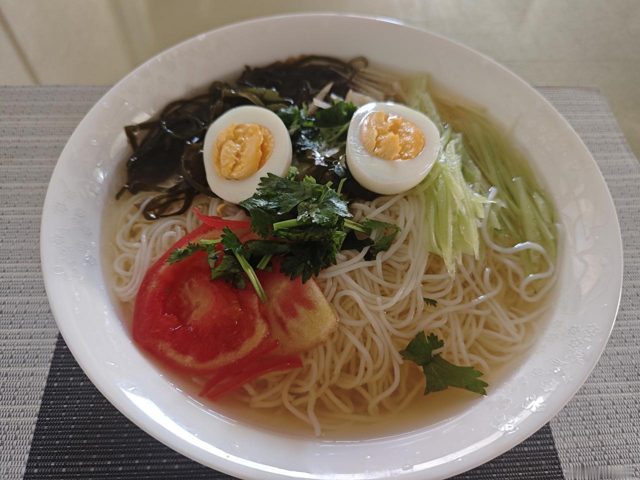 自家做的“朝鲜冷面”

从东北回来，老婆一直念叨着在鸭绿江畔吃的那一碗朝鲜冷面，