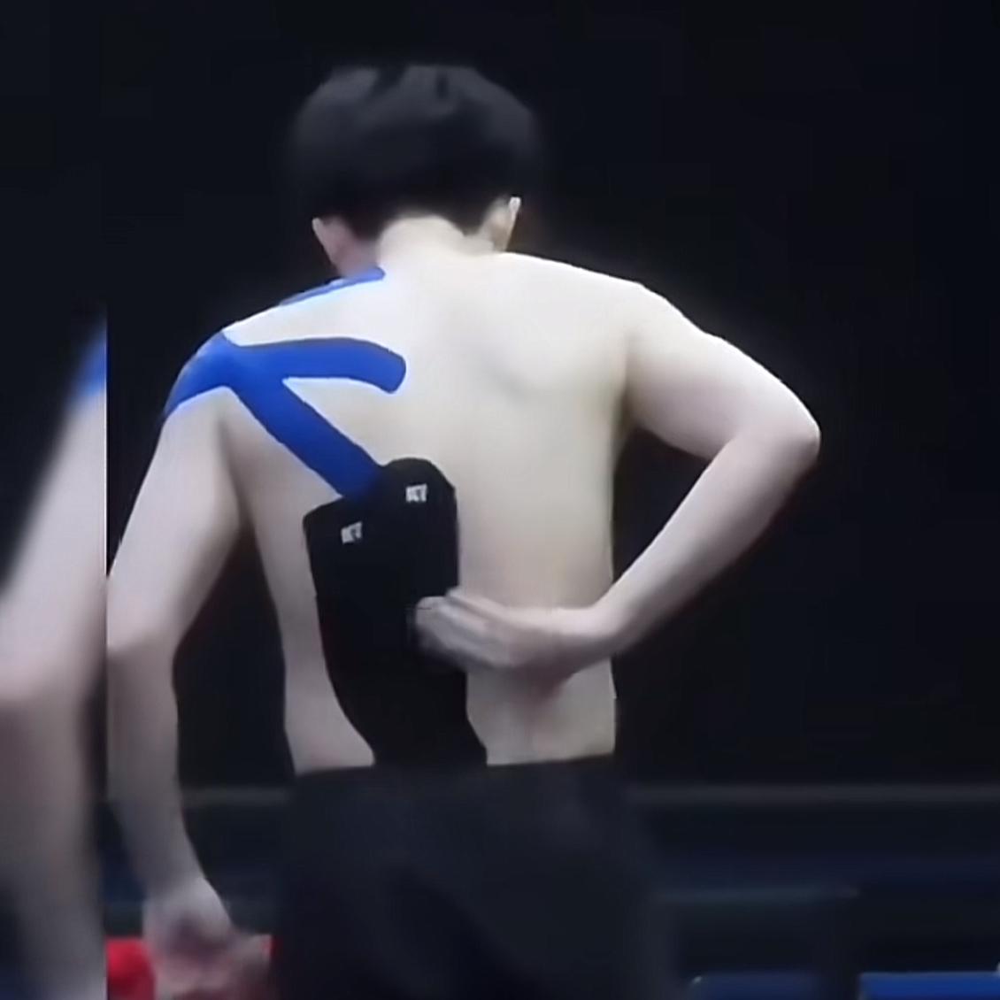 谁能想到
他的左臂膀贴满肌肉贴，
一直到腰间，
还忍着疼痛奋力搏杀。

大家只是