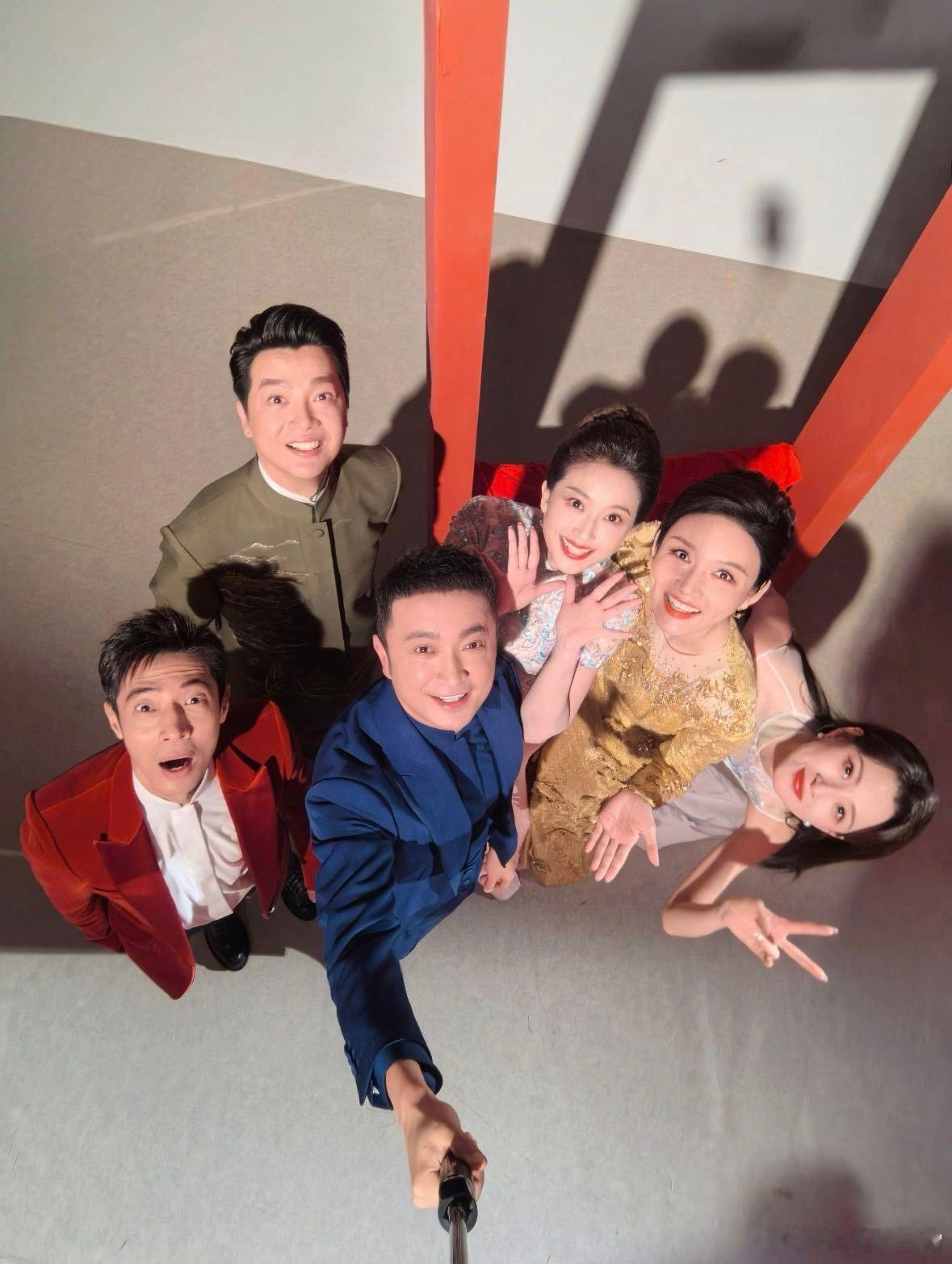 马凡舒上了两次马年春晚 马凡舒真的又漂亮又有实力，从第一次马年春晚到现在，能看到