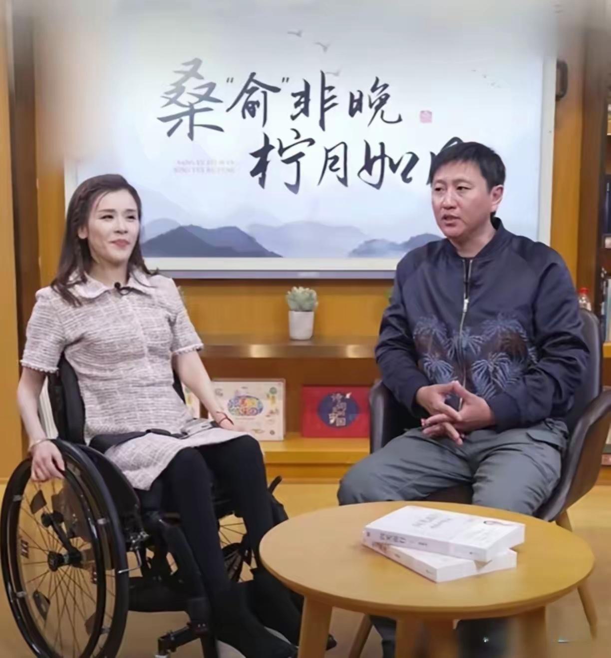 桑兰瘫痪27年了，生活完全依赖他人。喝水、吃饭、盖被子、穿衣服，全都要别人帮忙。