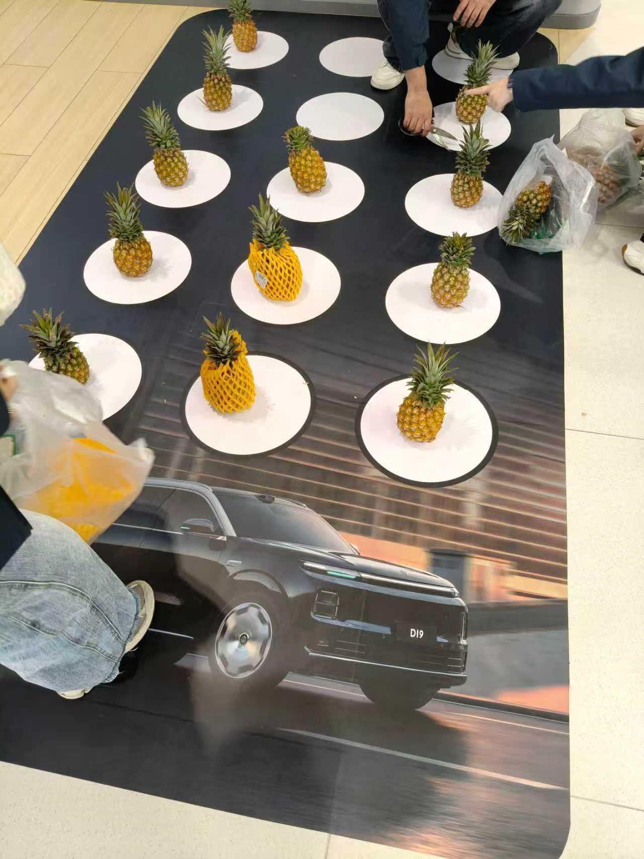 今天发布会，销售早早就约我去店里看直播了，感觉门店的服务挺好的，准备了晚餐和饮料