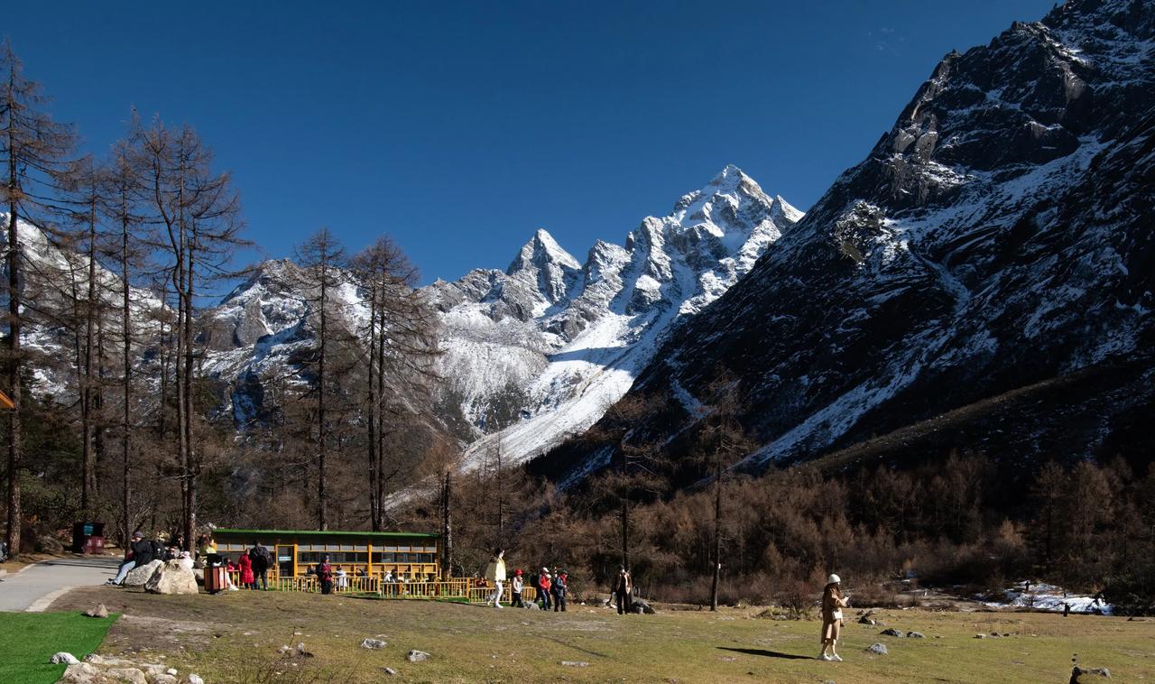 雪山脚下，人间仙境，来一场说走就走的旅行吧！🏔️🌄