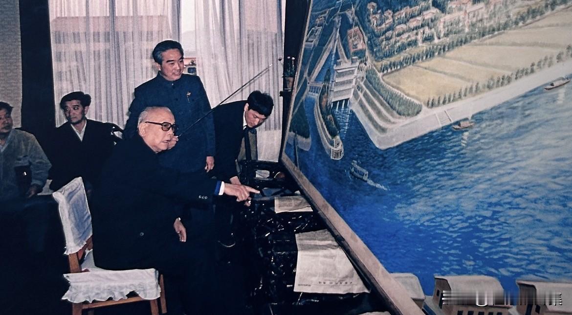 1989年4月17日，李先念在湖北襄樊听取市领导关于建设清泉沟引丹灌溉工程情况的