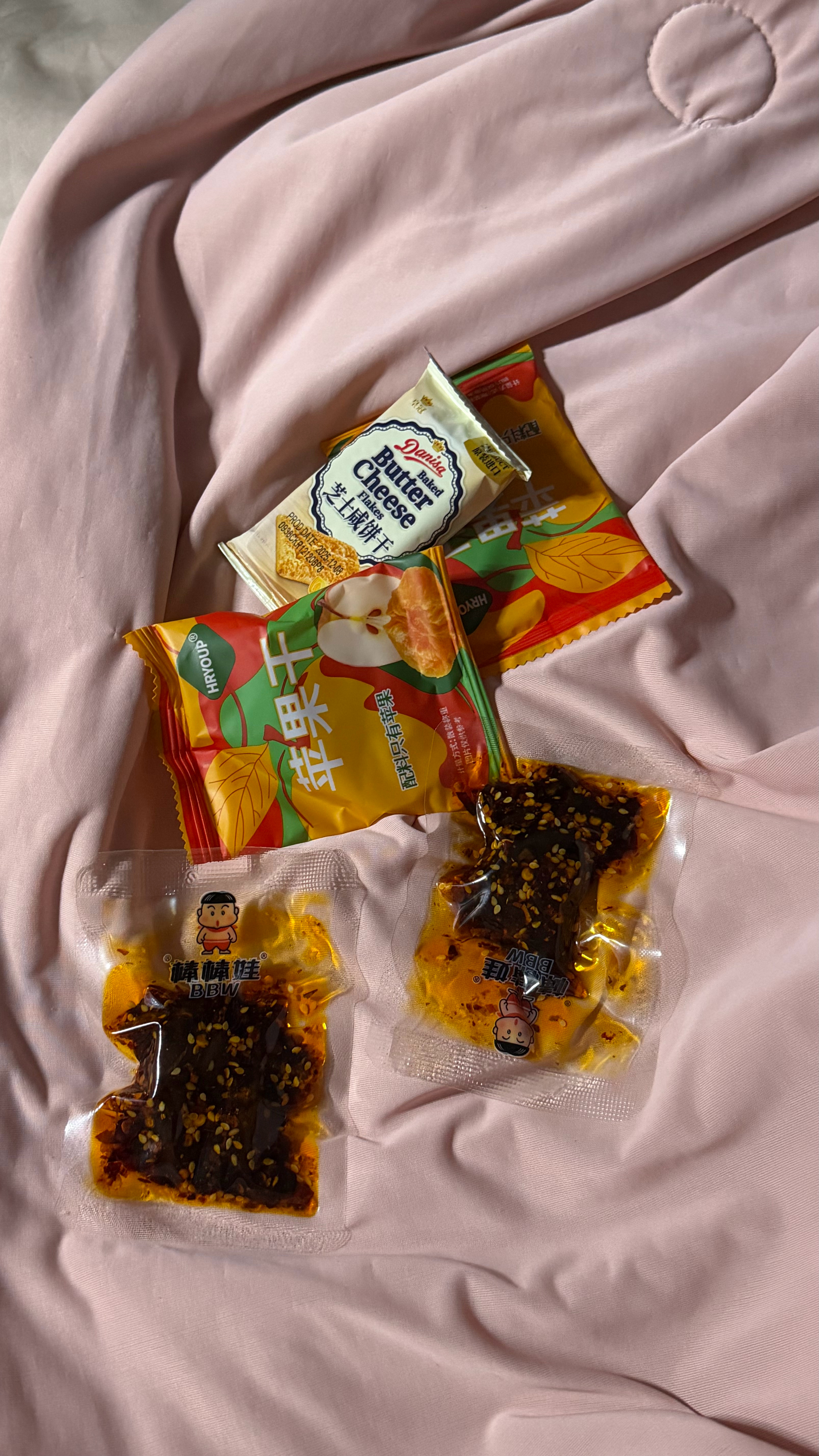 半夜准备睡觉了……突然间饿了咪西完最后一个鸭掌后彻底开胃又翻出一小堆零食…准备饱