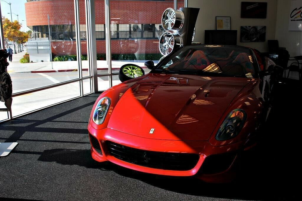 除了599 GTO，汉密尔顿还有一辆599 SA Aperta，理论上全球限量8