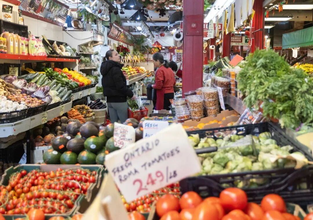 加拿大统计局发布数据显示，受美国加征关税扰乱正常贸易秩序影响，该国2025年出口