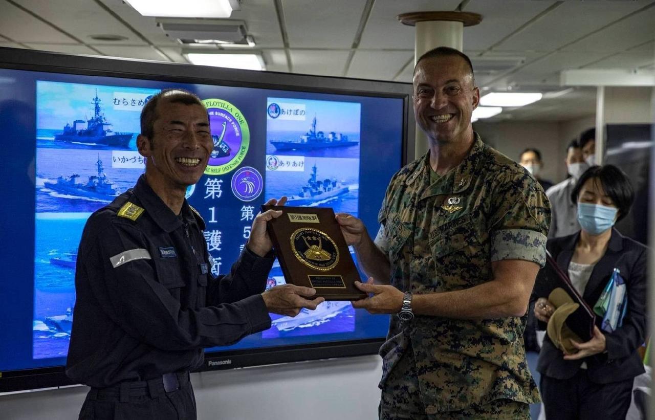 日本海上自卫队的高级军官，这么多年过去了，虽然现在叫自卫队，衣服也换了，但是日本