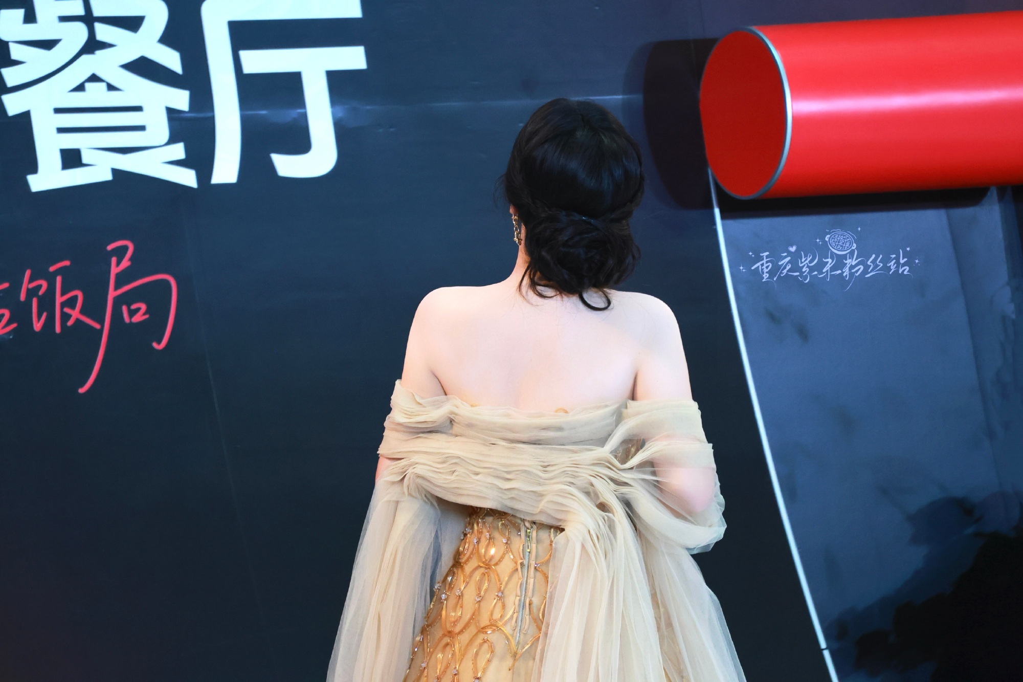杨紫 yz杨紫小夭yz杨紫长相思眼睛总是亮的嘴角总是上扬的你拿着麦克风站在台上唱
