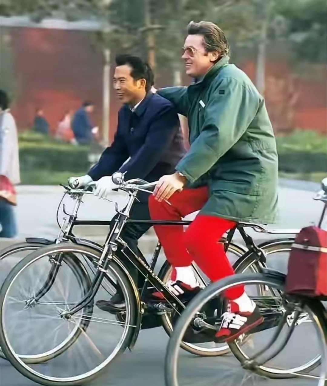 1987年，52岁的法国影星阿兰德龙在北京。西方人非常喜欢那时候的中国，为啥呢？
