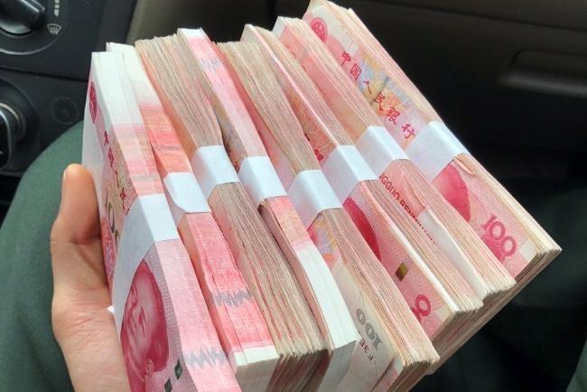 月子里被公婆给骂了！二胎生了男宝，他们给了我100000块钱，我特别高兴，转手借