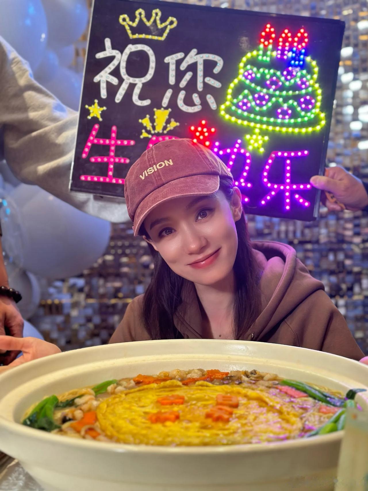 张小斐过38岁生日，红气养人，越来越漂亮了，气质也越来越好！