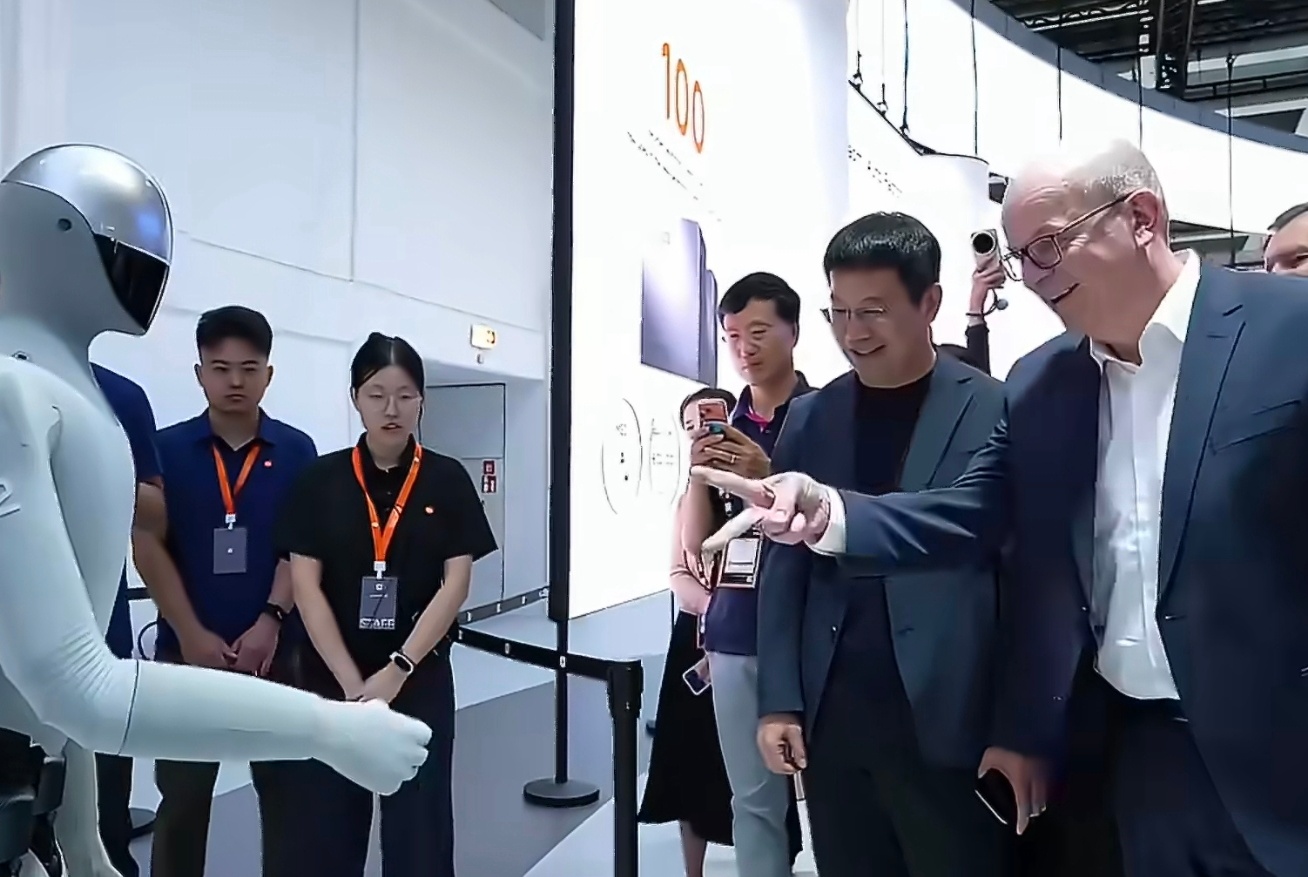博西CEO打卡小米IFA展台博西是世界顶级家电企业，也是欧洲第一大家电厂商。博西