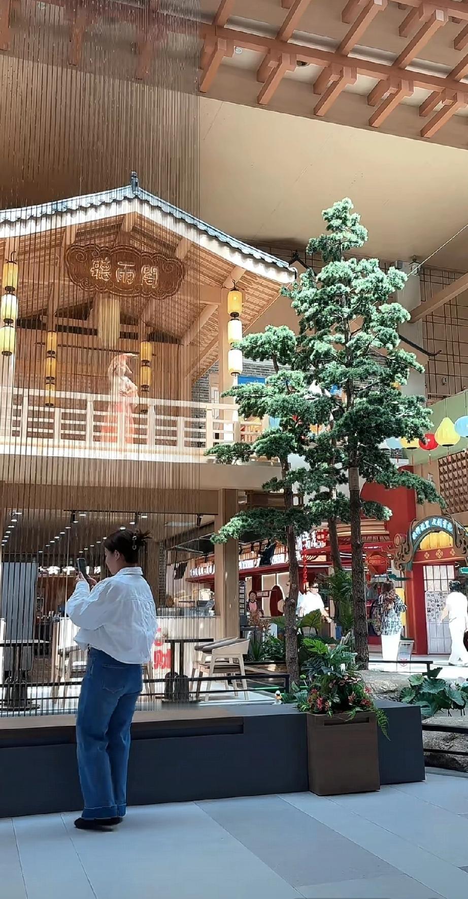 坐标保定
刚才刷抖音，刷到京港澳高速徐水服务区的直播。服务区大厅里有美女舞蹈表演
