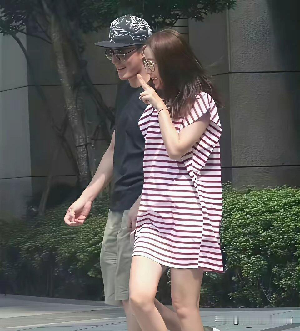 这是最接地气的一对明星夫妻吧，两个人外出散步，有说有笑的，完全没有明星的偶像包袱