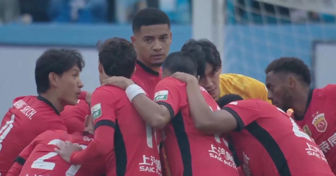 申花夺冠机会渺茫了，加布里埃尔开场4分钟就单刀冷静抽射破门，上海海港暂时1比0领