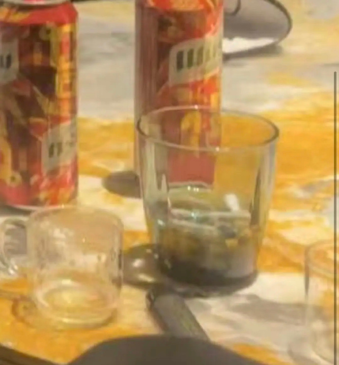 许凯拿水杯当烟灰缸 许凯这操作引群嘲，酒店水杯当烟灰缸太不妥。许凯 赵晴 相关话