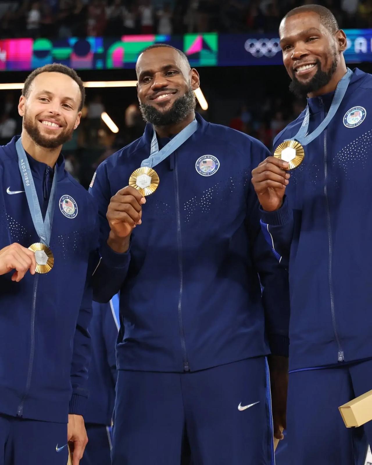 晚安巴黎！美国男篮98-87战胜法国男篮，勇夺巴黎奥运男篮金牌，詹姆斯MVP库里