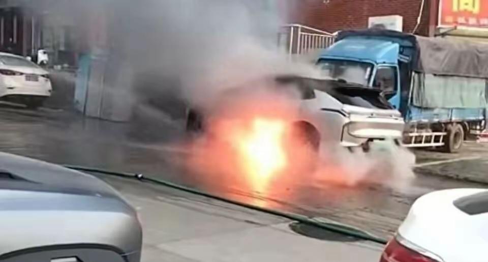 新能源车预警失灵，三元锂电池炸街头，领克自燃真相背后还有问题
车主开车时仪表盘提