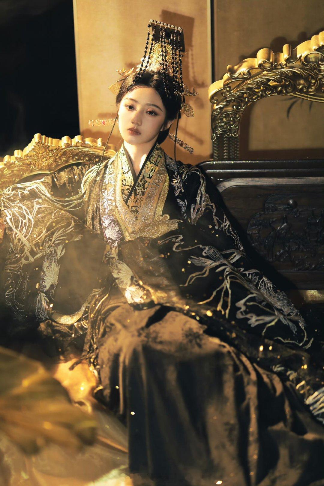 黄羿女皇古风写真，《盛世天下》虽然说女主剧，但是糊花能演到武则天，造型还这么美，