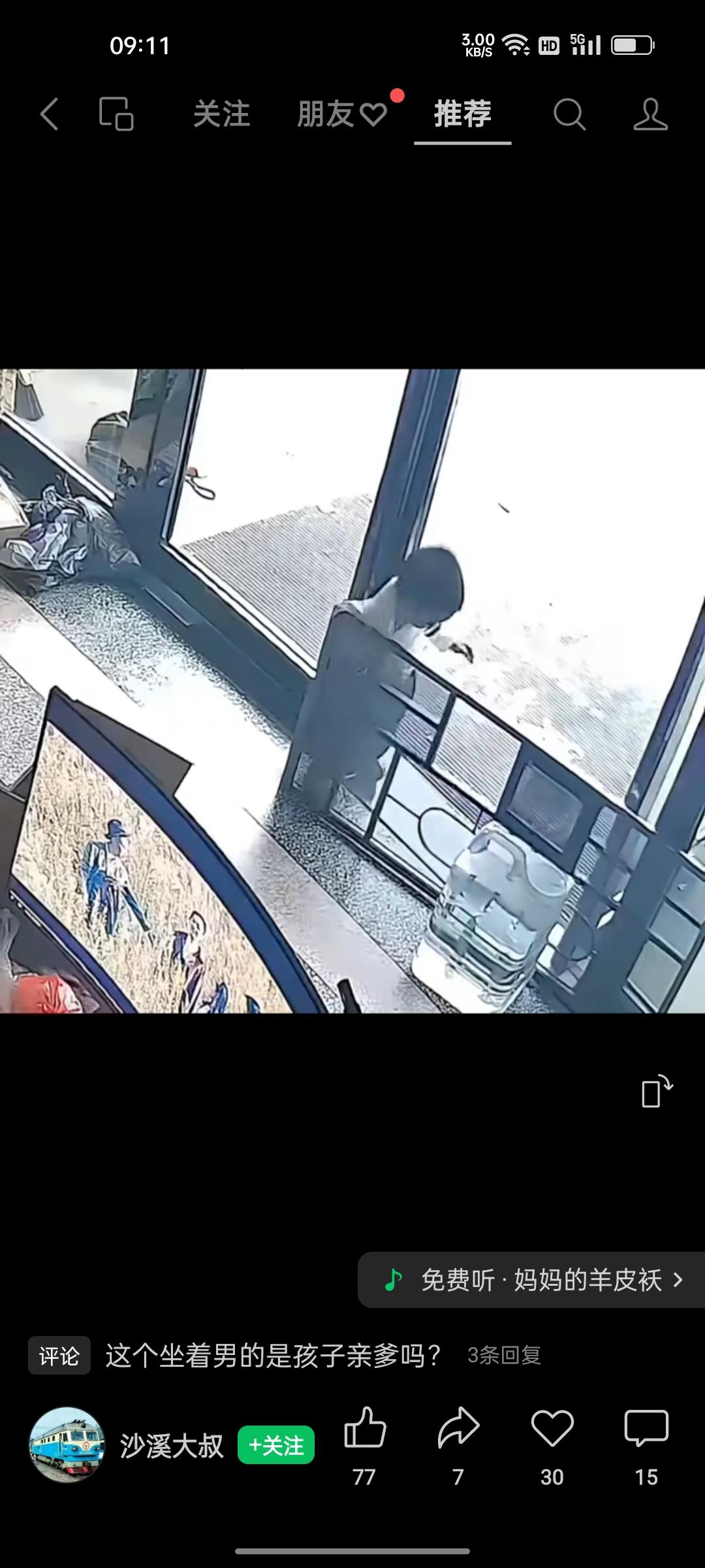 萌娃独自跑向马路，妈妈跨栏百米冲刺惊险追回
 
店内监控记录下惊心动魄的一幕。当