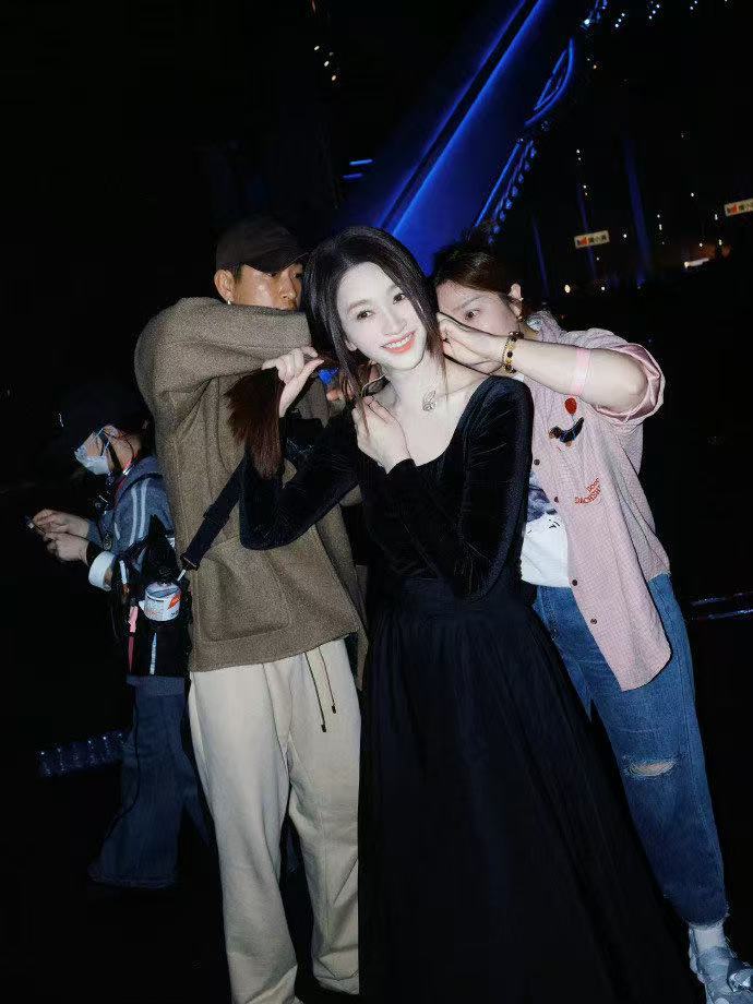 李小冉肤白貌美李小冉神图李小冉肤白貌美，李小冉神图有了，真的是妥妥的黑天鹅公主来