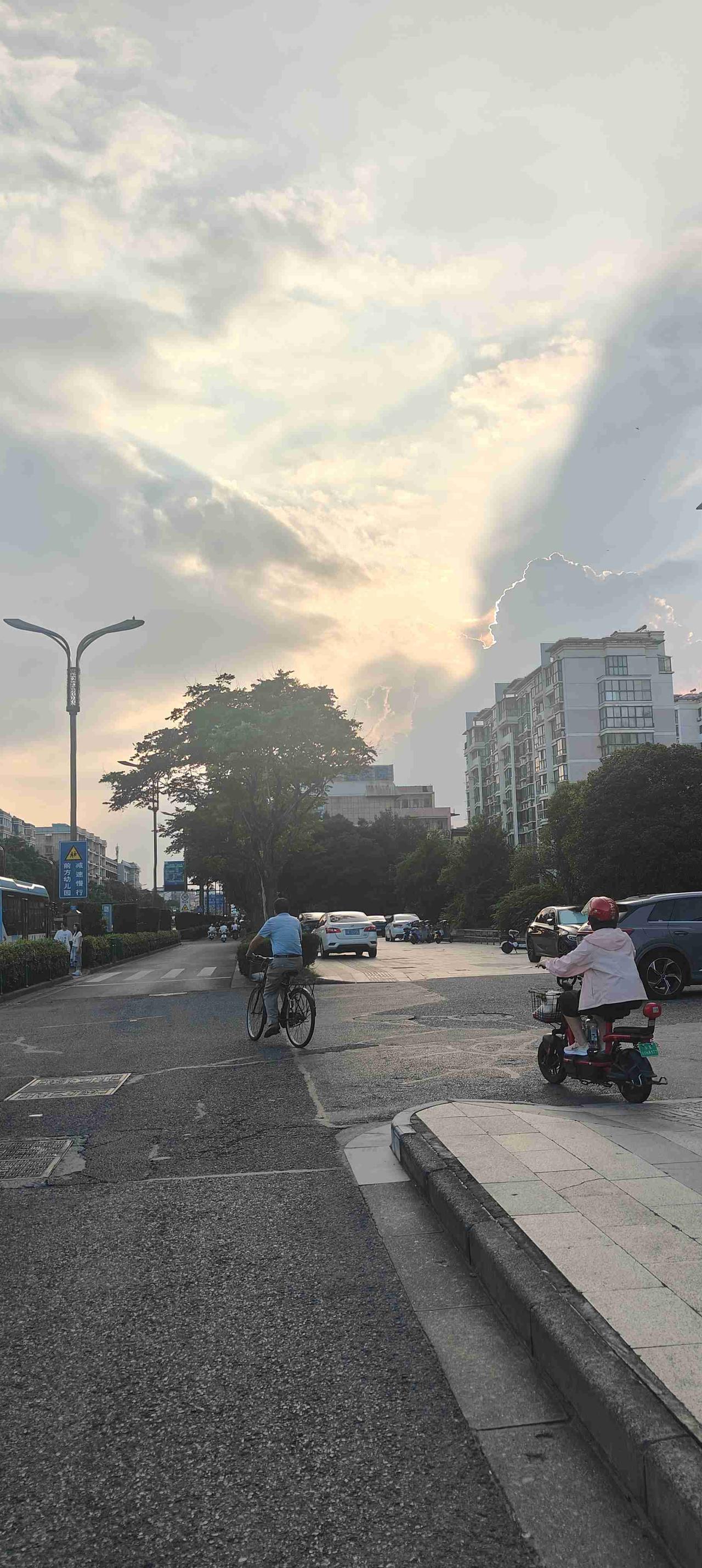 我的今日状态：😁轻松愉快
我这里的天气：🌤️多云