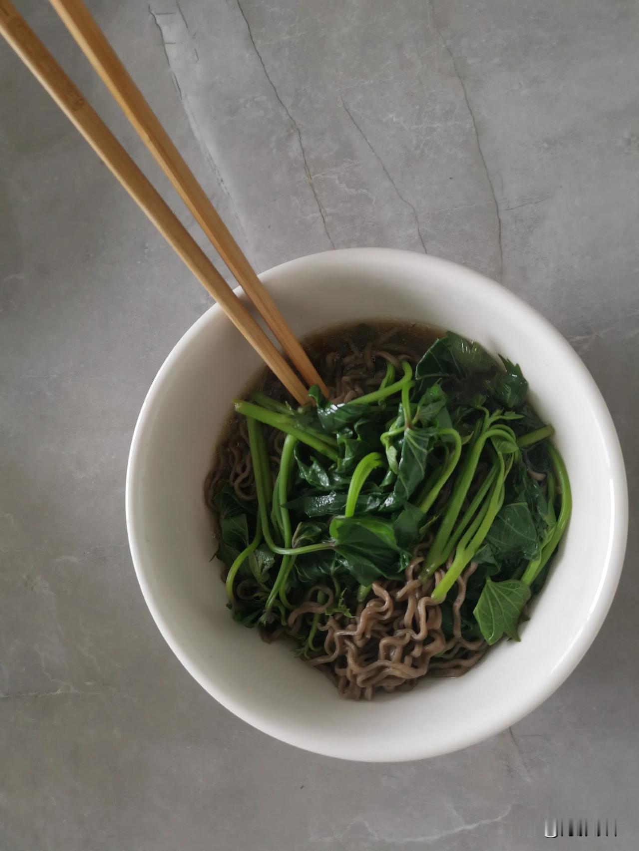 #秋日三餐打卡#早餐：荞麦面加青菜
午餐比较丰盛，红绿搭配
晚餐十分简约，一碗水