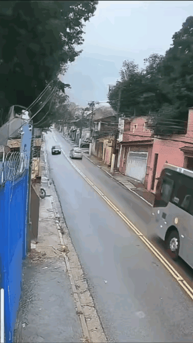 不能太便宜了你？
哈哈哈：琢磨半天，觉得太照顾他了，不行，得给他使个绊儿，在他屁