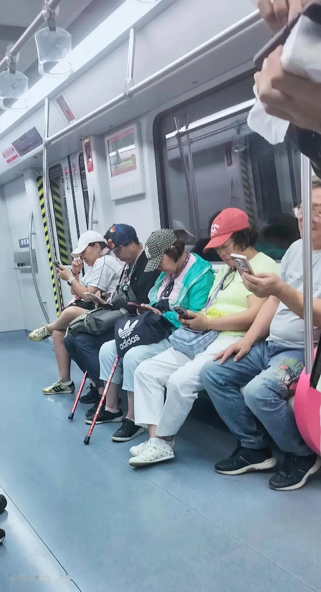 地铁上的一幕，手机改变了我们的生活方式。