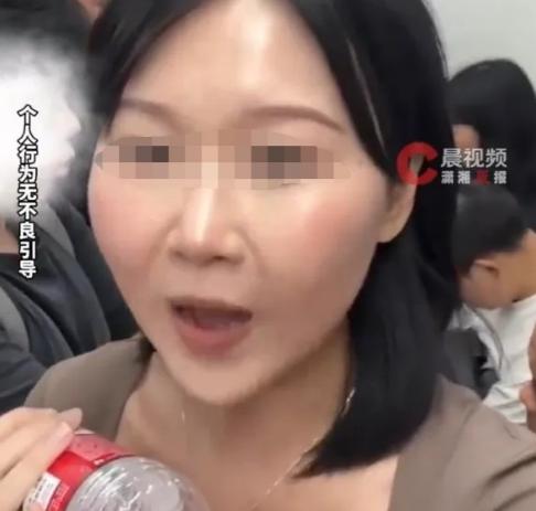 26 岁的刘巧轻轻站起身，温和地打断了车厢里的沉寂，对着满车厢素不相识的陌生人，