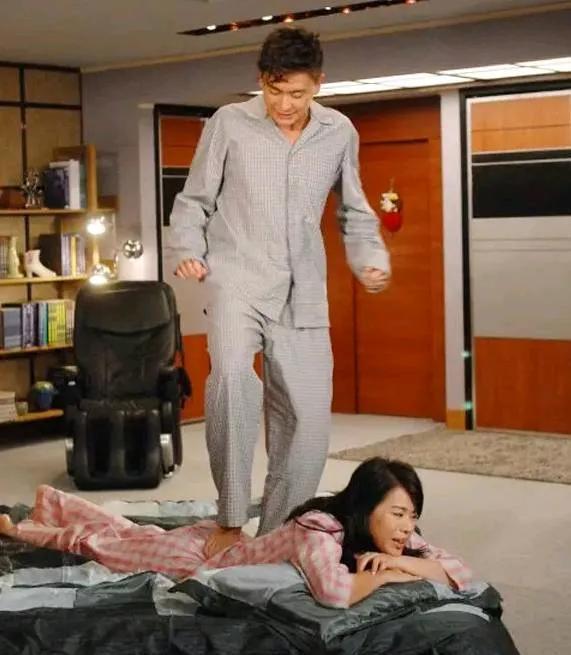 深夜厨房。
他哼着歌煲汤，背后藏着戒指。
门开了，她拎着包，没换鞋：“分了吧。