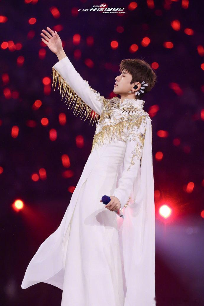 何炅连续三年在张杰鸟巢拿到话筒了何老师和杰哥的友谊太好嗑，何老师连续三年拿到话筒