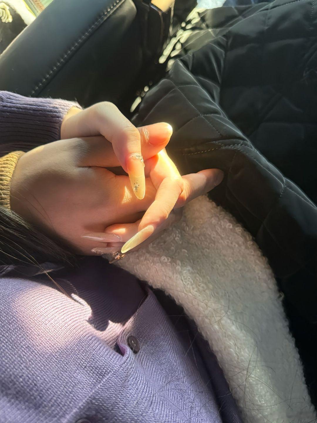 王思聪懒懒十指相扣 王思聪懒懒能走到最后吗？他陪这个女友做了好多事情啊。 