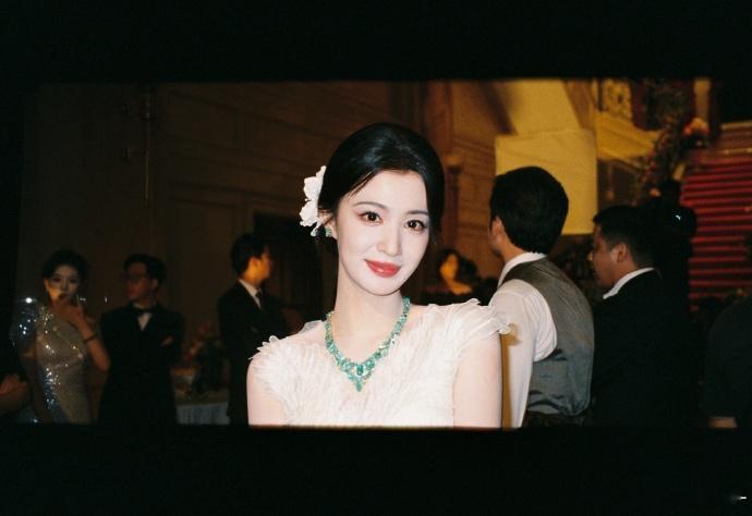 王楚然演民国剧的含金量 她的眼神是真的有东西，不是那种空洞的美，是那种你能从她眼