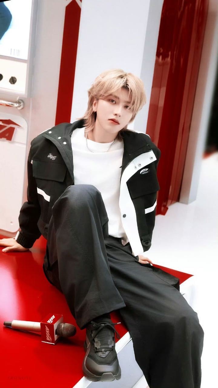 明星上周涨粉数 蔡徐坤24.5w男明星断层第一 ​​​