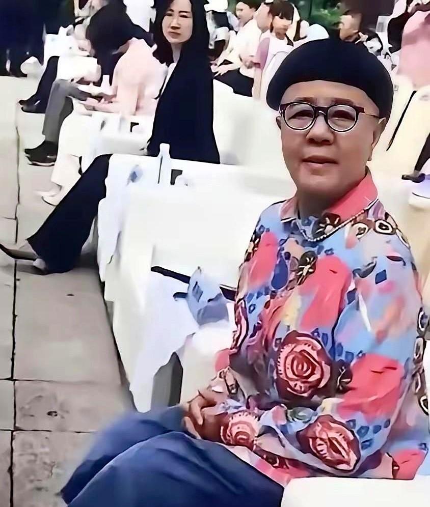 金龟子亲口承认，退休金8900元，在北京根本不够花。

她说一年缺口15万，女儿