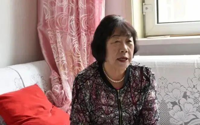 这才是真正的人民教师！内蒙古，1981 年老师花 20元给学生买了一双棉鞋。多年