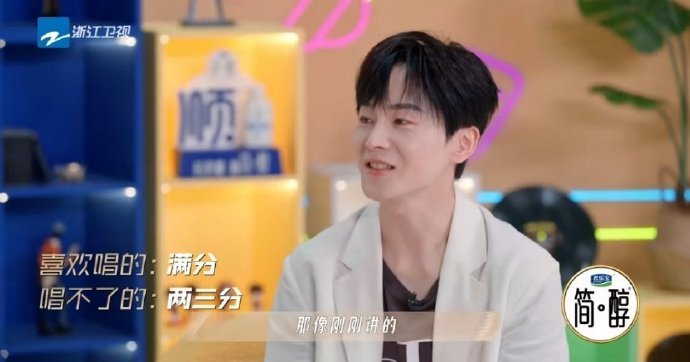 成龙给自己打分很客观成龙喜欢唱的歌打满分 成龙大哥给自己唱歌打分也太客观啦吧