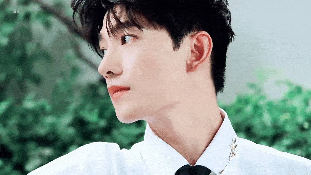 杨洋穿白衬衫，有点梦回肖奈杨洋白衬衫男大造型 ​​​