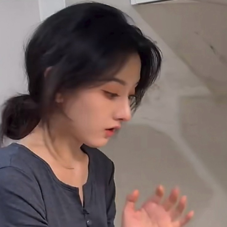 这个角度的睫毛目线鼻梁线条很美妙 