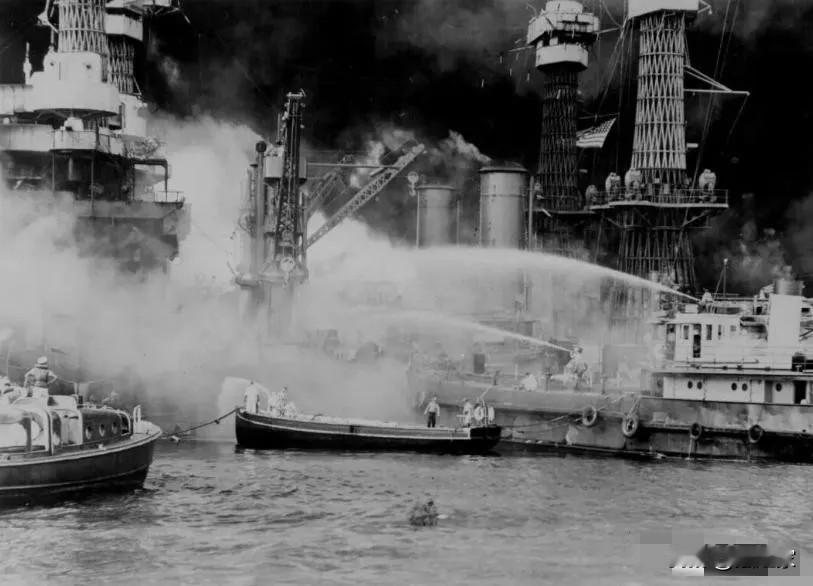 1941年，日本偷袭了珍珠港后，斯大林兴奋地跳了起来，说道：‘太好了，这群黄皮猴