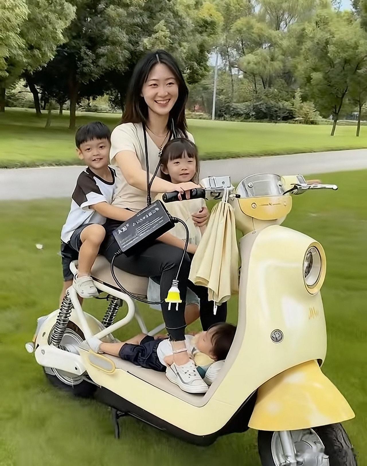 新国标刚实施没几天，网友们就开始各种改装，解决孩子没地方坐的问题。   

这些