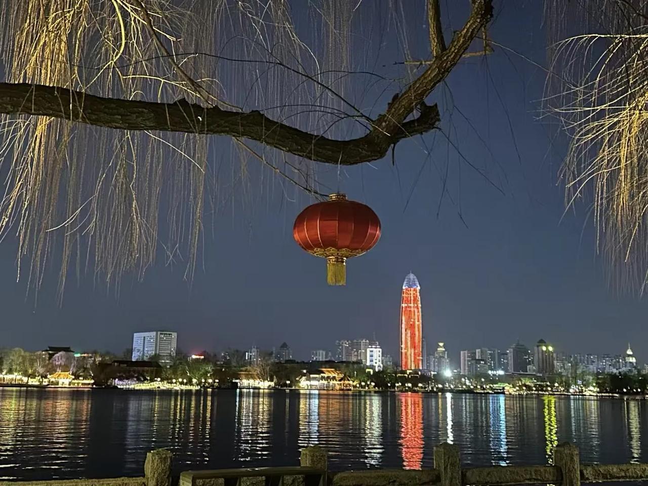 夜幕下的大明湖是一幅绝美的画卷。央视都点赞过它的夜景，波光掠影间满是璀璨。从高空