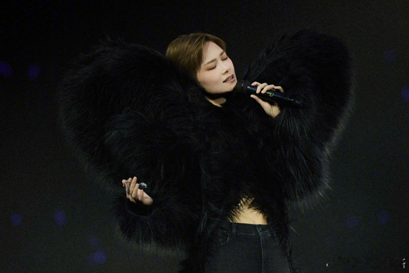 郑州已进入李宇春频道皇后与梦想巡演郑州站明日开唱，应援声势席卷全城！商场大屏轮番