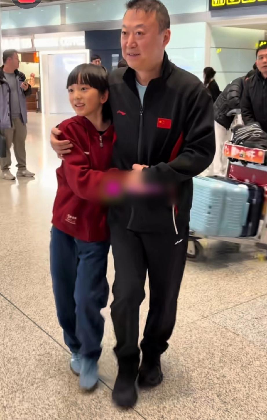 马琳儿子来机场接老爸了！

马导命真好，儿子不光长的帅气漂亮，而且这孩子可真有样