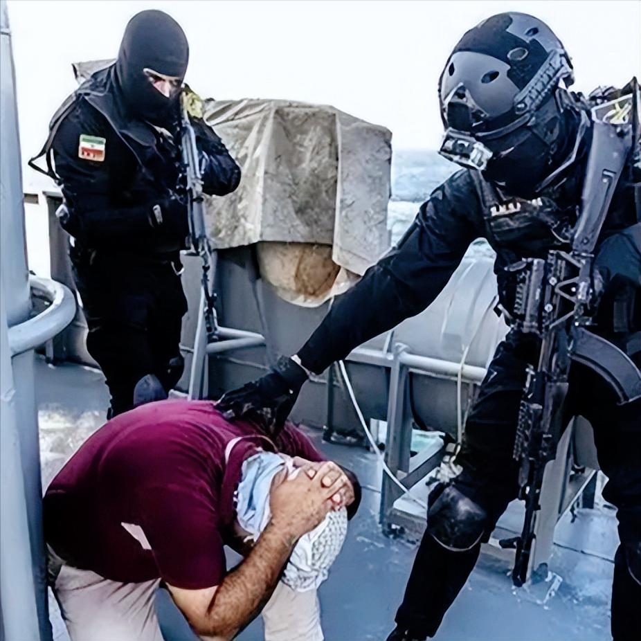 伊朗又出手了！仅仅一天一天端掉82名内鬼，谁料美国那边就直接动手摧毁伊朗舰艇，这