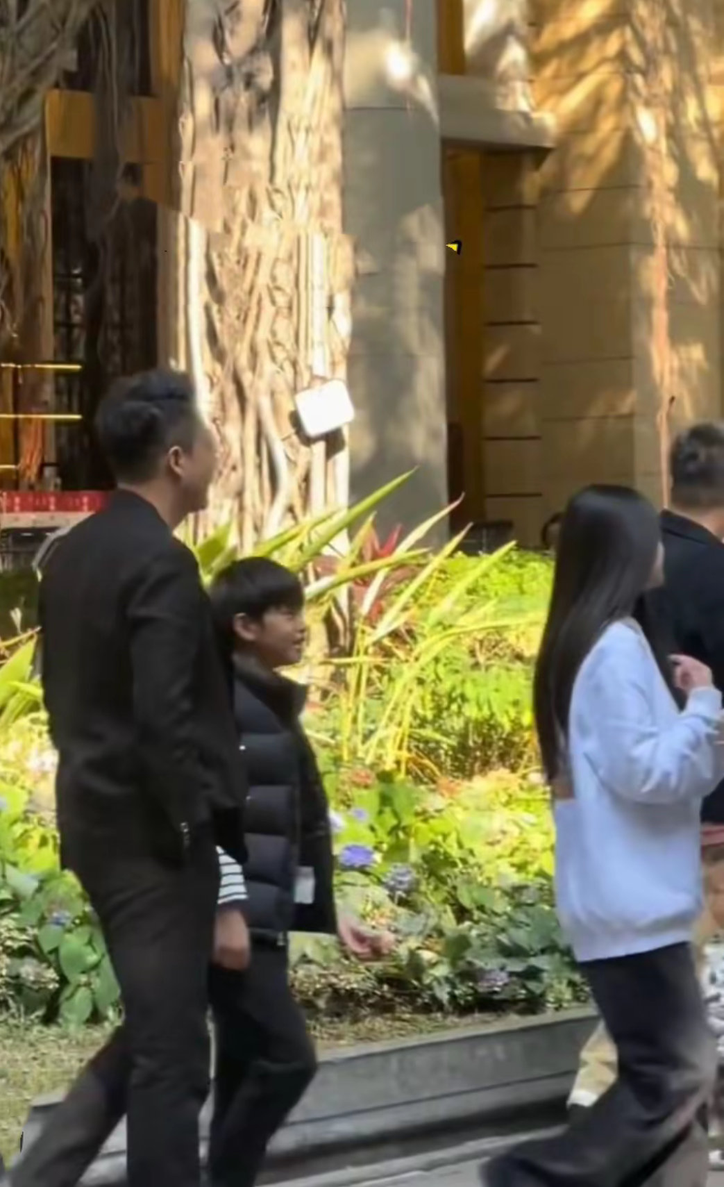 汪小菲夫妻带小玥儿姐弟俩广州度假，小玥儿一头乌黑的长发，看着跟妈妈大S简直一模一