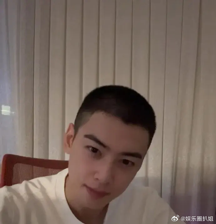 车银优寸头这次入伍，车银优将暂别演艺圈两年之久。粉丝们纷纷表示，虽然等待漫长，但